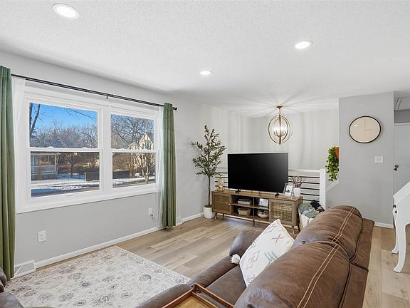 4th image of 504 2nd Ave NW