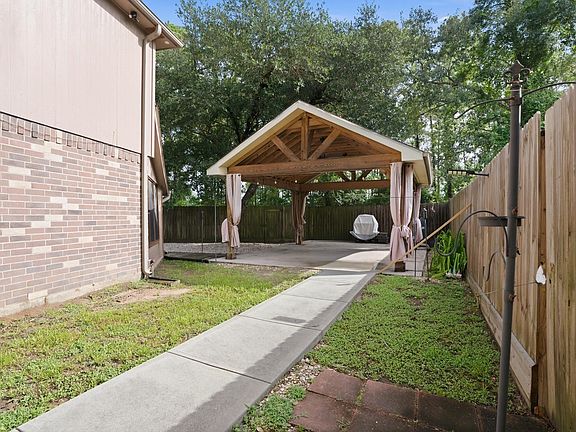 4th image of 18299 Hollyberry Ct