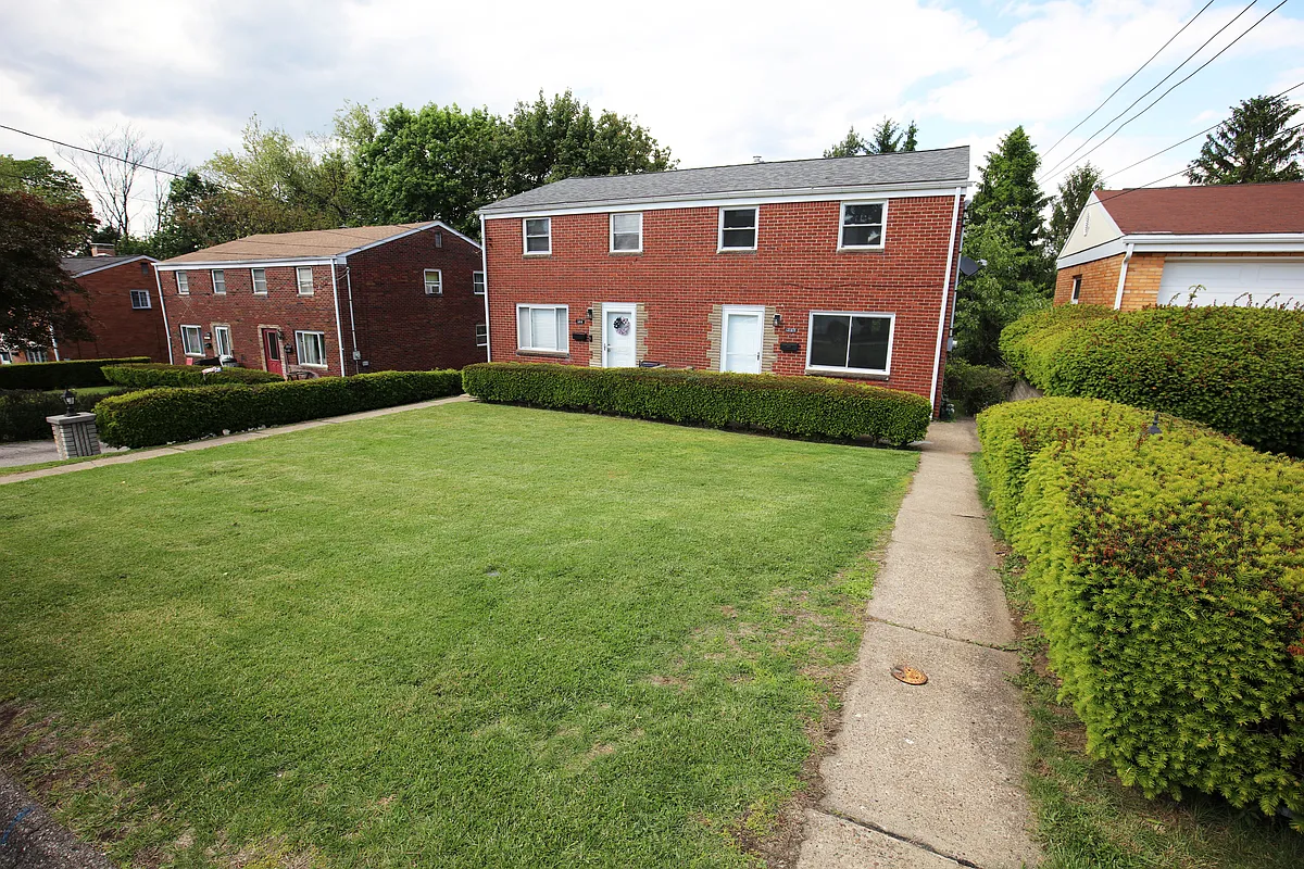 Building Photo - 1213 1/2 Monongahela Blvd #2