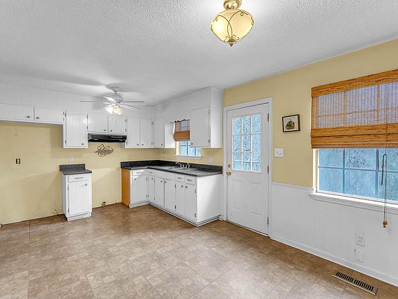 4th image of 2225 Rolling Brook Dr NE