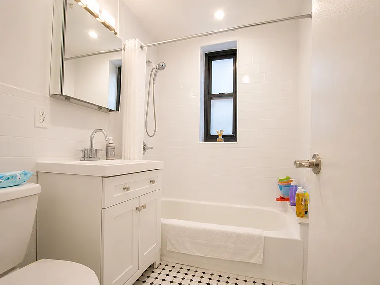 205 W 15th St #2HG — Photo 7
