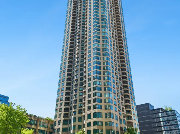 400 N Lasalle St APT 3011, Chicago, IL 60654
