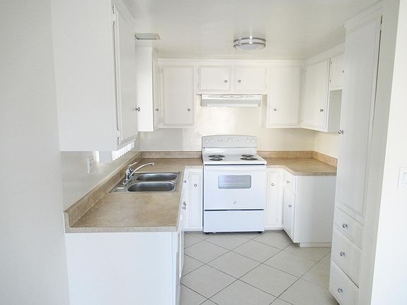 kitchen (dishwasher & oven)