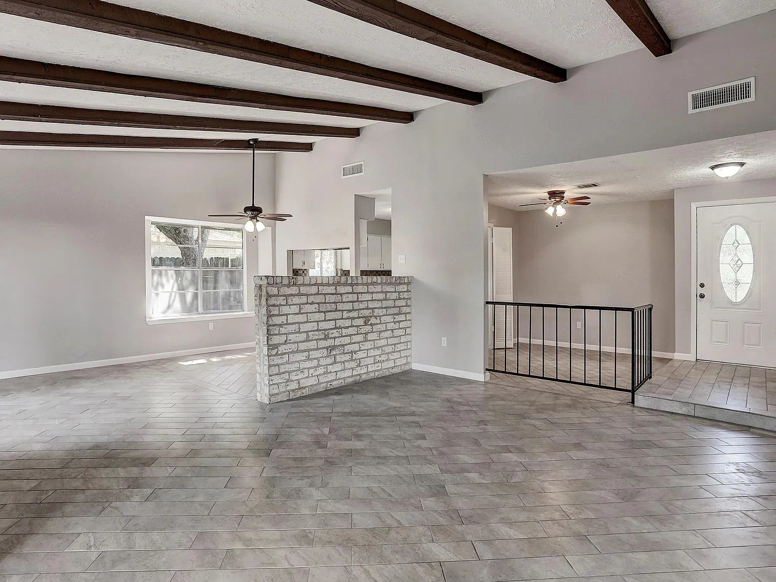 3 bed, 2.0 bath, 1600 sqft, $2,000 — Photo 2