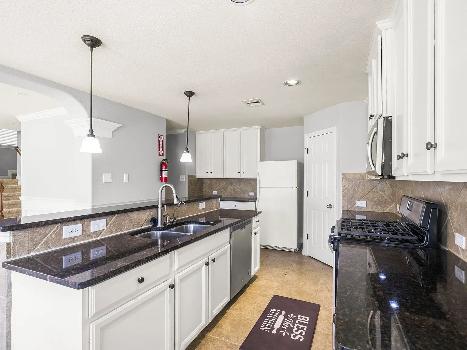4 bed, 2.5 bath, 2425 sqft, $979 — Photo 4