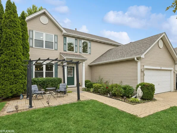 11 Litchfield Ct, Lake In The Hills, IL 60156
