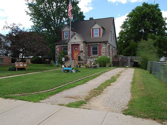 2nd image of 135 Carpenter St