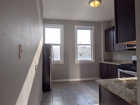 2nd image of 1357 N Oakley Blvd #2W