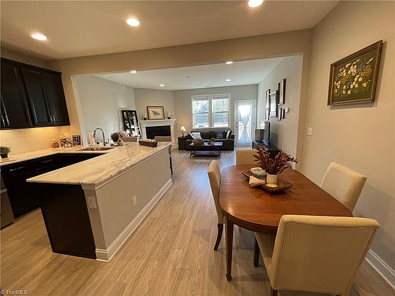 4th image of 186 Ellsworth Manor Dr