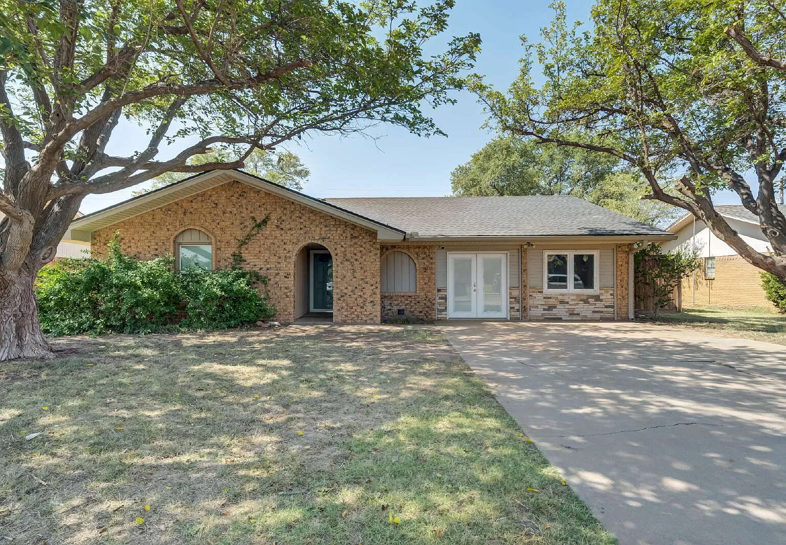 3 bed, 2.0 bath, 1942 sqft, $1,800 — Photo 2