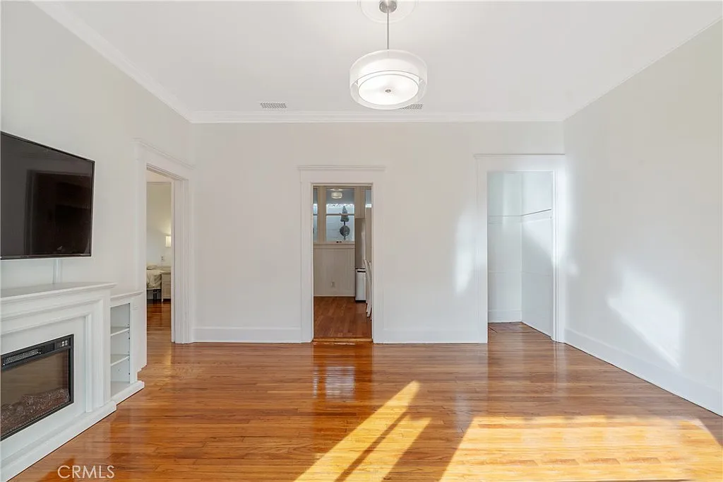 2 bed, 700 sqft, $3,400 — Photo 3