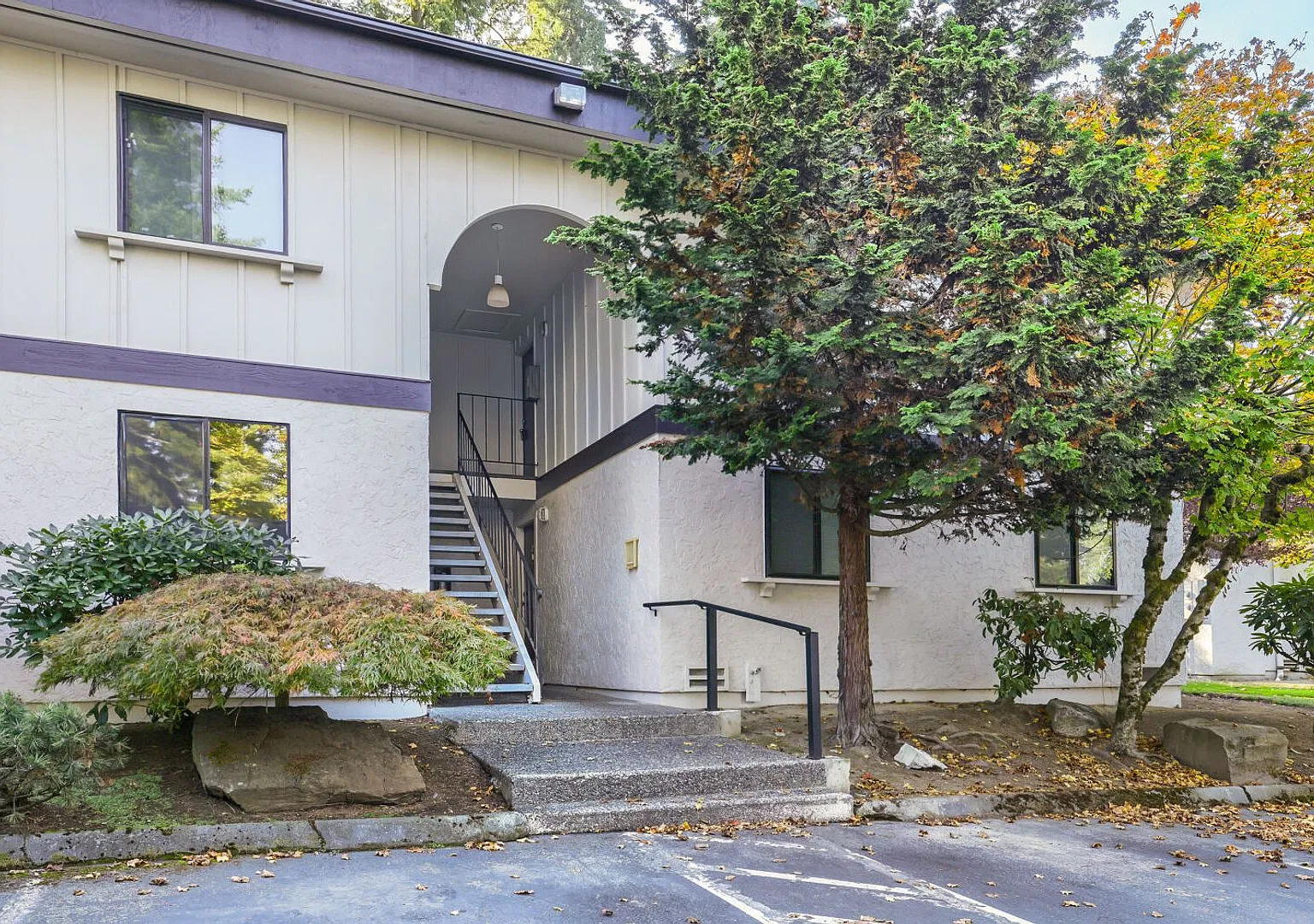 Spacious 3 Bed 2 Bath Kirkland Condo w/ Community Pool and Sauna! — Photo 1