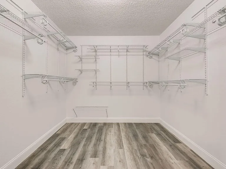 10717 Pineview Ln — Photo 17