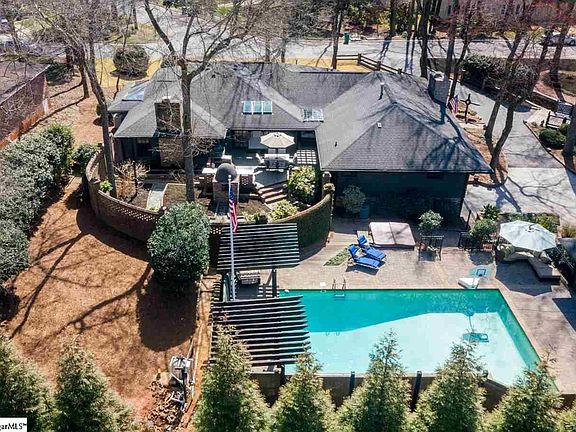3rd image of 301 Rosebay Dr
