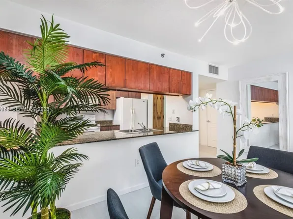 1200 Brickell Bay Dr, Miami, FL