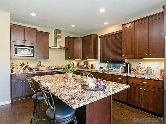 5th image of 1055 Tesoro Ave