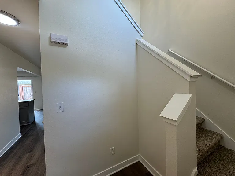 Johnson 943-945 — Photo 3
