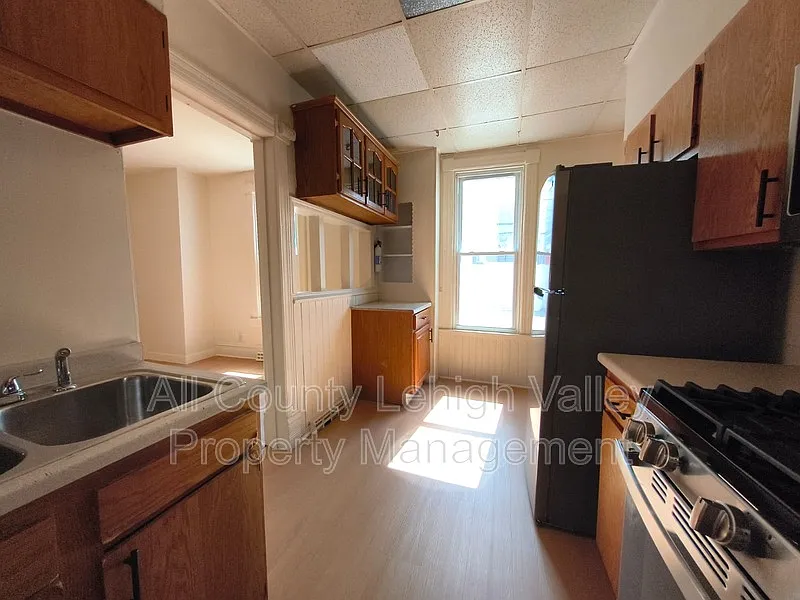 3 bed, 1.5 bath, $1,695 — Photo 3