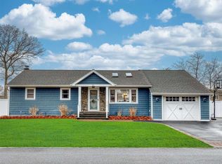 52 Pine St, Holbrook, NY 11741