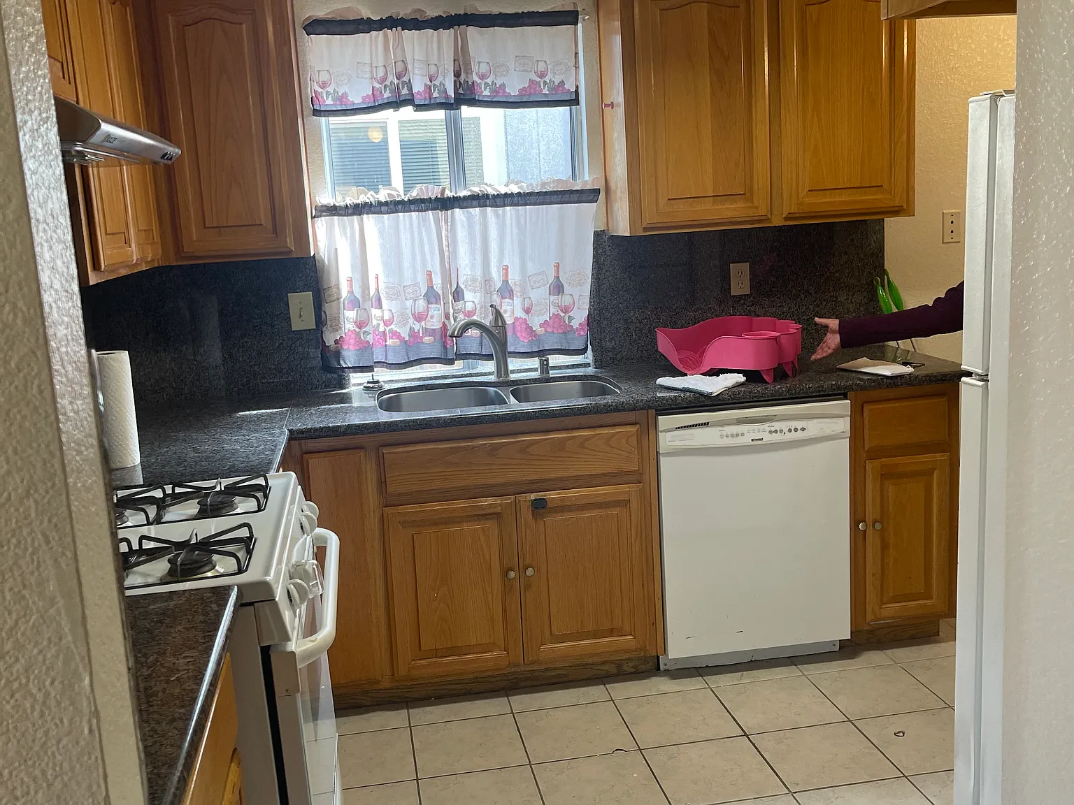 4 bed, 1446 sqft, $2,400 — Photo 3