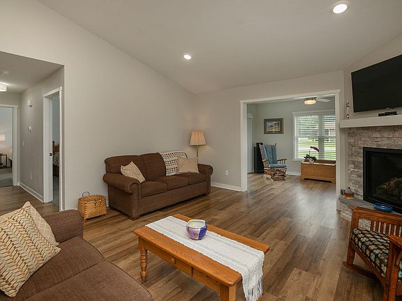 4th image of 2882 Meadowview Ln NE