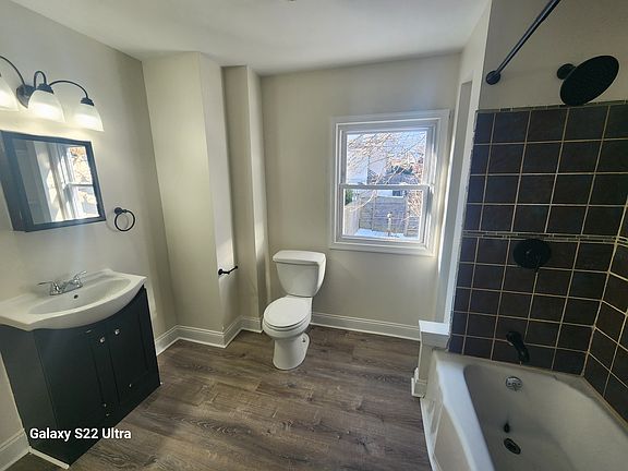 Full Bathroom with Shower/Tub combo