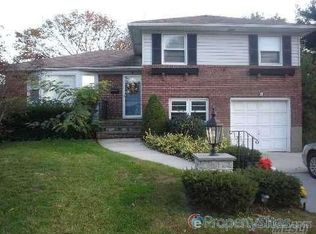 18 Brooks St S, Hicksville, NY 11801