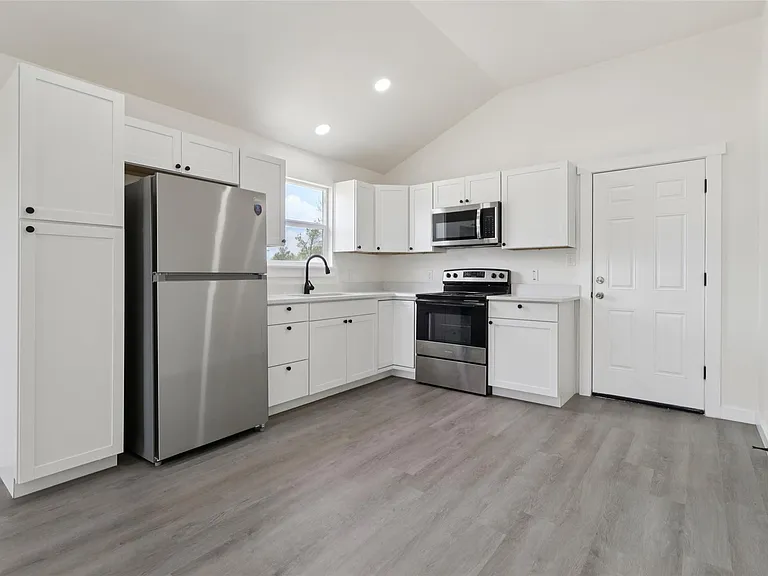 1087 Schubert Ln #C — Photo 7
