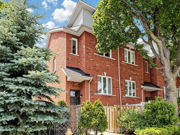 10 Lightbourn Ave, Toronto, ON M6H 3P3