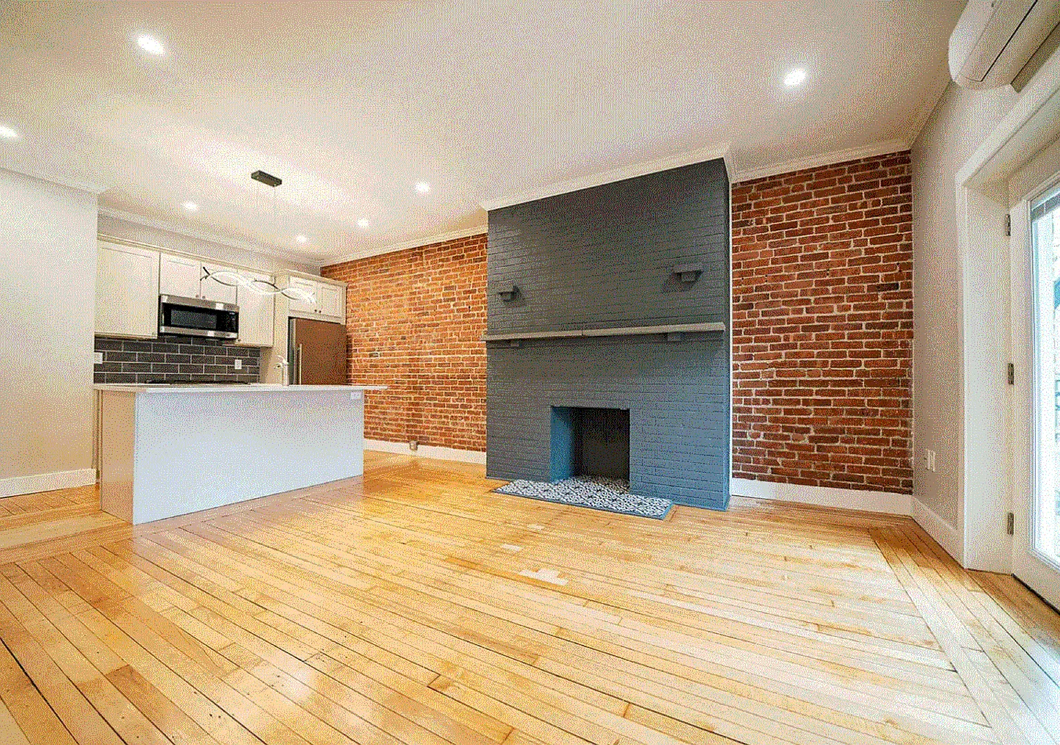 Charming 3 Bedroom- — Photo 4
