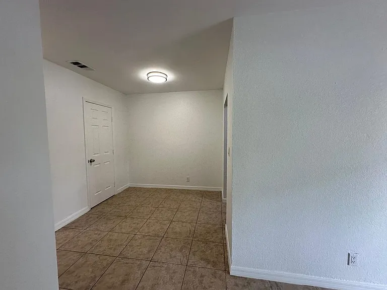 2640 NE 8th Ave — Photo 10