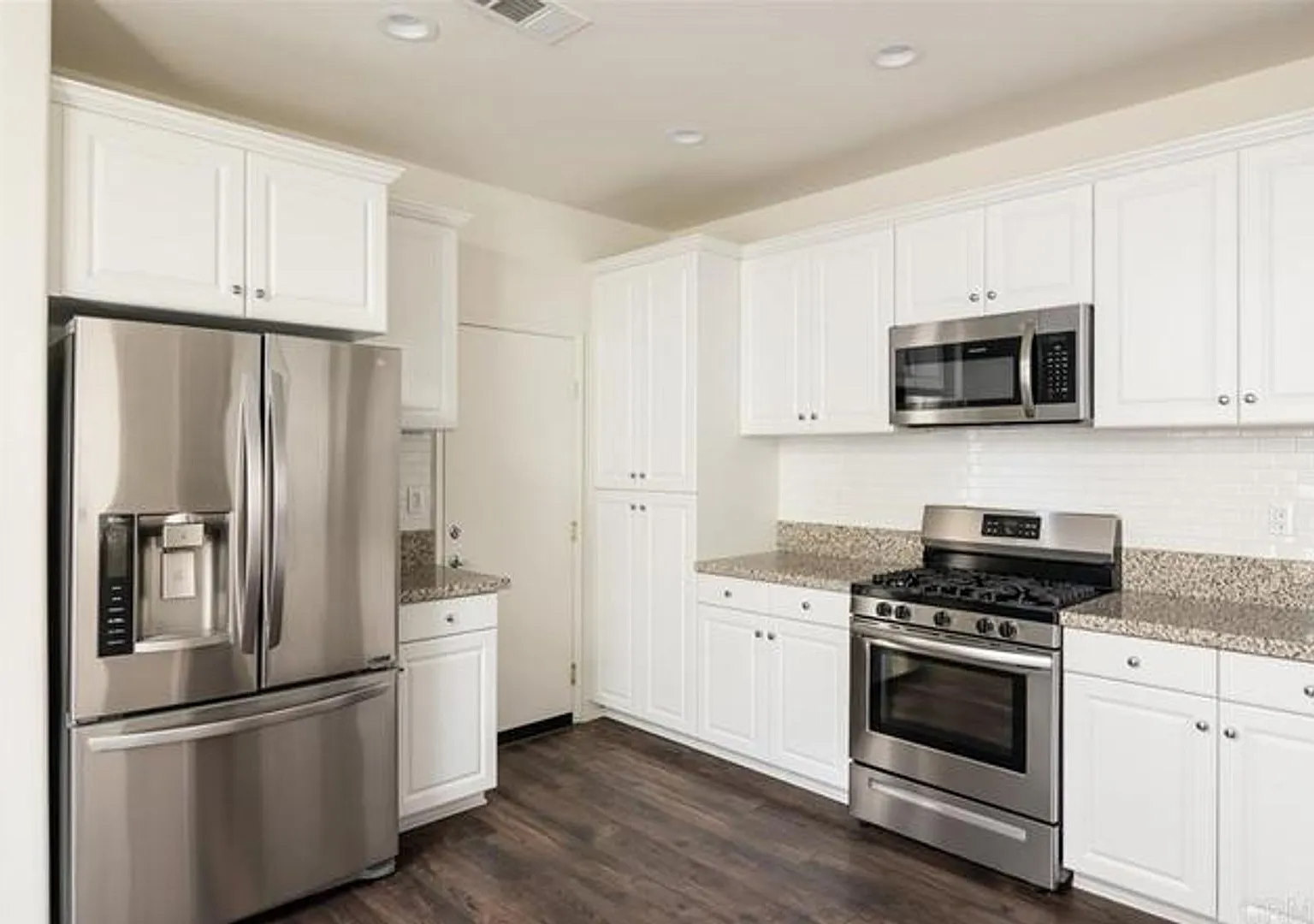 Bright and Spacious 3 Bedroom 3 Bath Townhome in Fallbrook! — Photo 2
