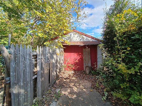 5th image of 308 Bradford Ave