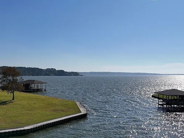 225 Peninsula Dr, Livingston, TX 77351