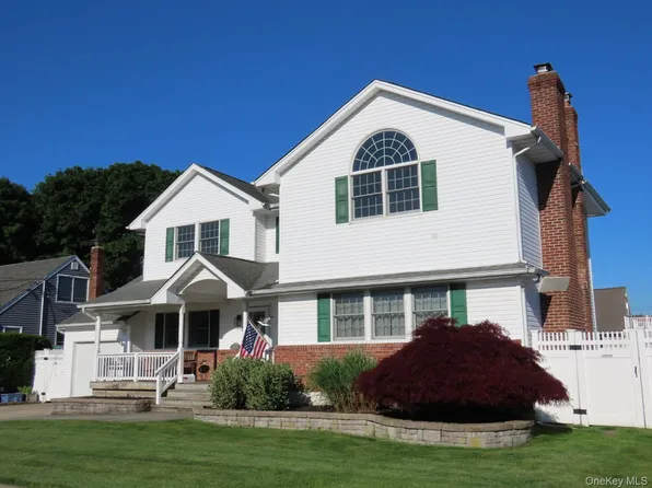 654 Alwick Avenue, West Islip, NY 11795