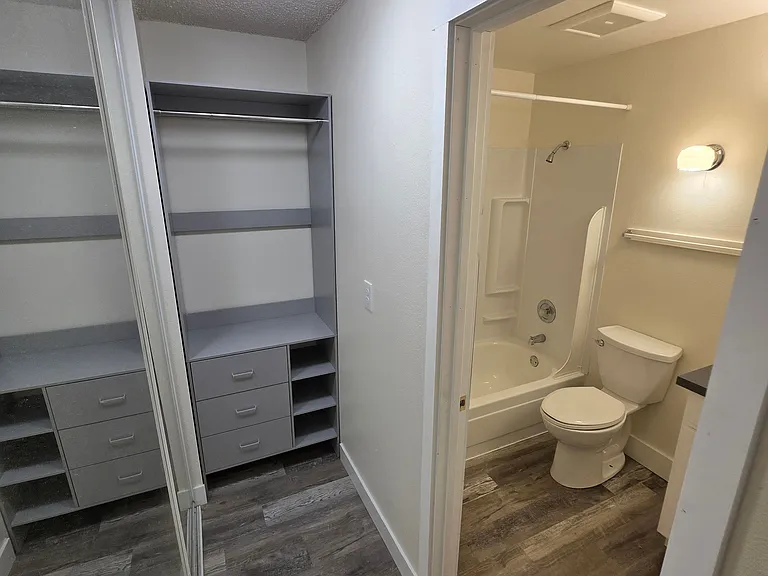 Nob Hill Apartments — Photo 7