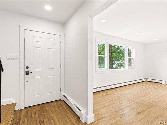 4th image of 106 Bronxville Road