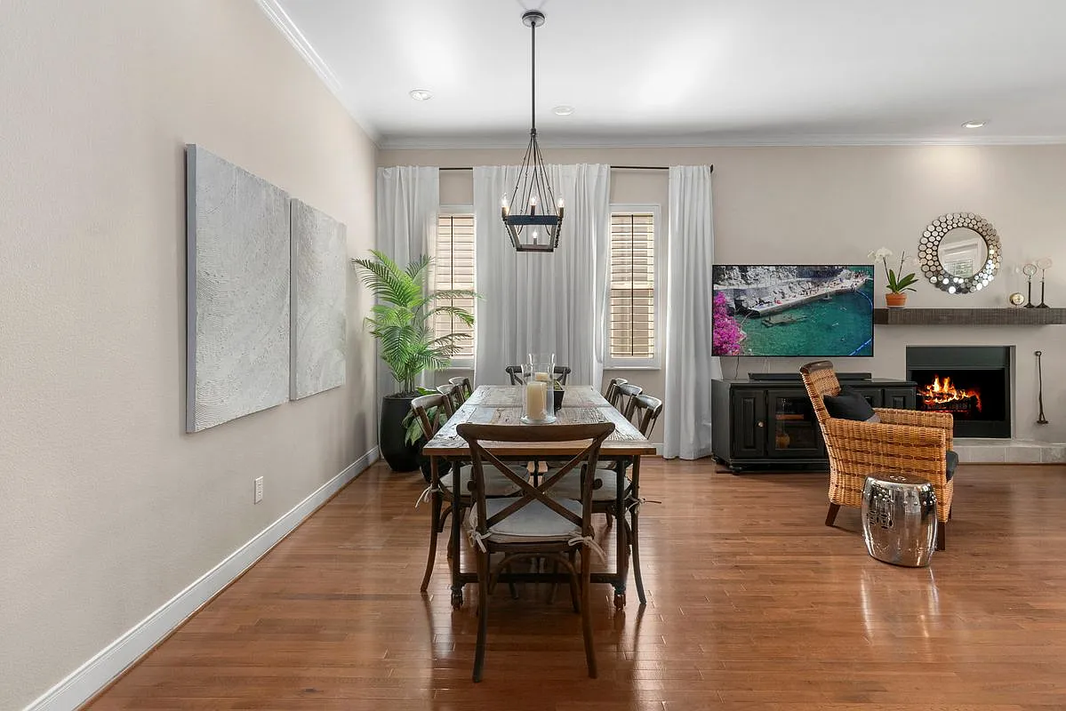 3 bed, 3.5 bath, 2350 sqft, $2,950 — Photo 3