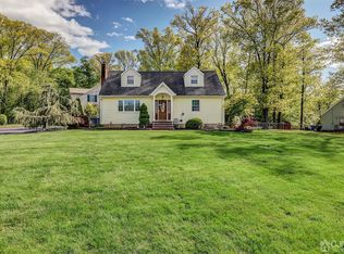 33 Inwood Ave, Colonia, NJ 07067