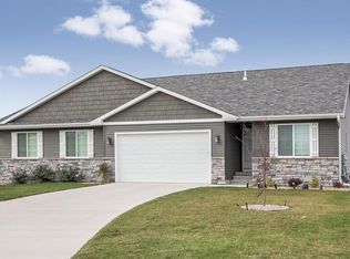 290 Ridgewood Dr, Hiawatha, IA 52233