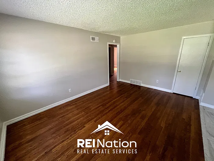 3 bed, 1.0 bath, 1249 sqft, $1,195 — Photo 2