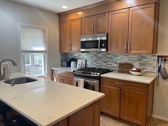 3rd image of 36 The Cres APT 8