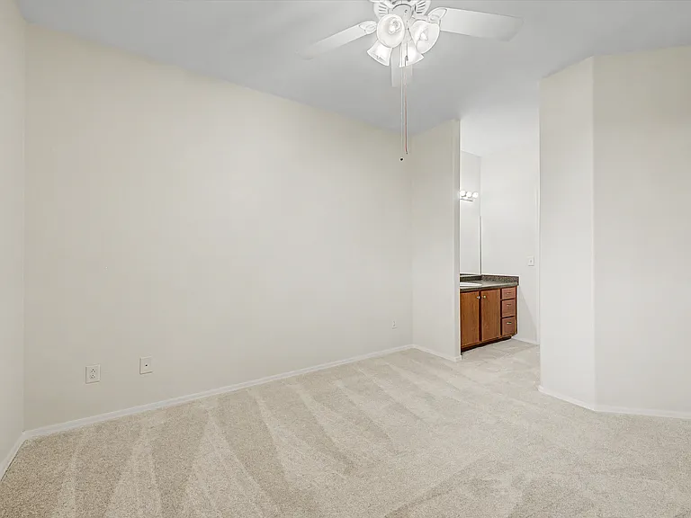 Master Bedroom pic 4