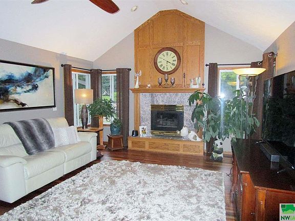 3rd image of 604 S Ridge Dr