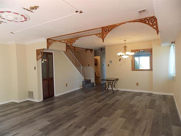 5th image of 12 Foxwood Ct