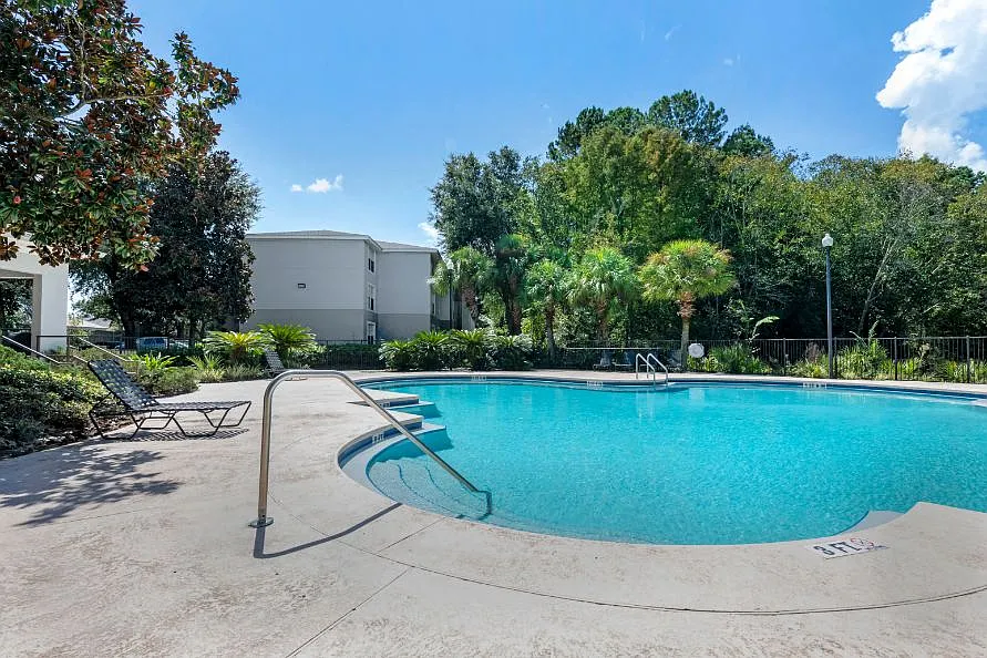Courtney Manor Apartments — Photo 2