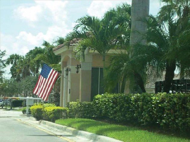 2nd image of 942 Sevilla Cir