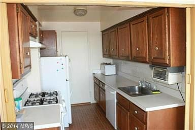 3rd image of 10201 Grosvenor Pl APT 1410