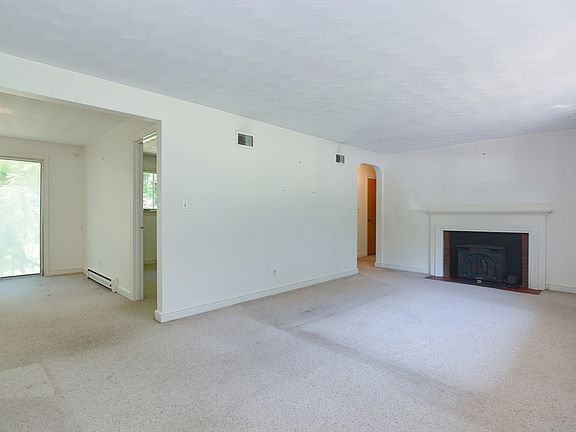 5th image of 18 Hemlock Ln