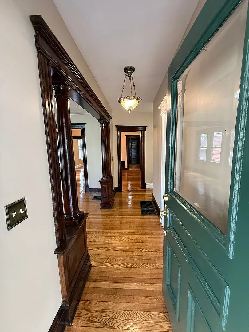 260-262 Oxford St — Photo 3
